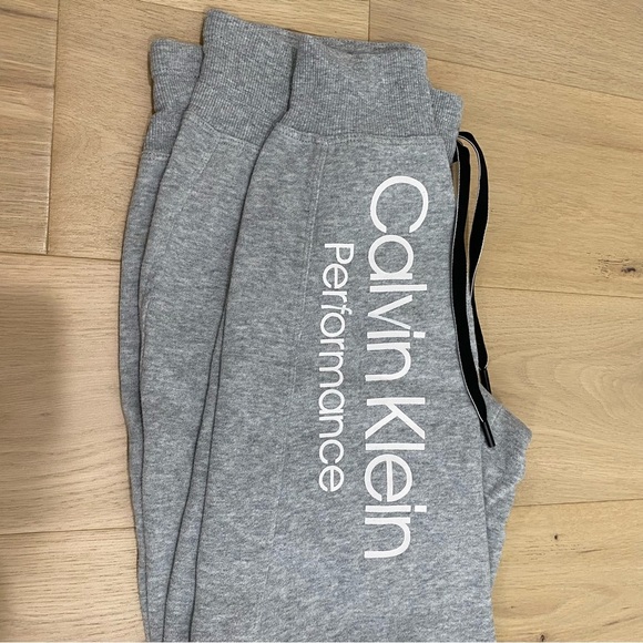 Calvin Klein | Grey Mid Rise Sweatpant Jogger 🤍 - Picture 6 of 6